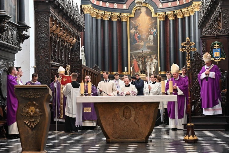 Liturgia wolontariuszy z kard. Taglem