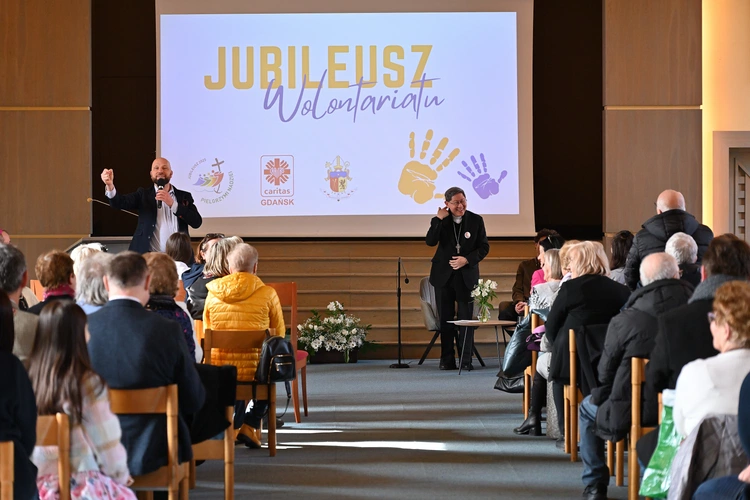 Radość i wyzwania - wolontariusze spotkali się z kard. Taglem