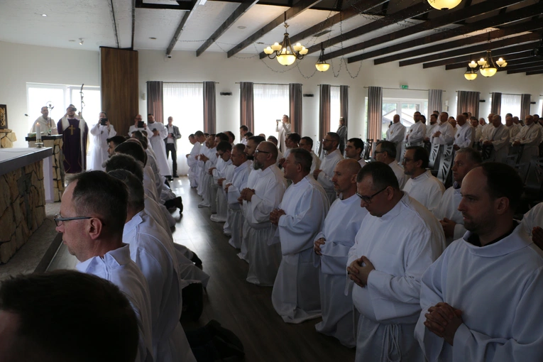 Popowo-Letnisko. Rekolekcje dla nadzwyczajnych szafarzy Komunii św.