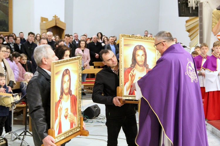 Moszczenica. Rozpoczęcie peregrynacji obrazów Serca Jezusowego