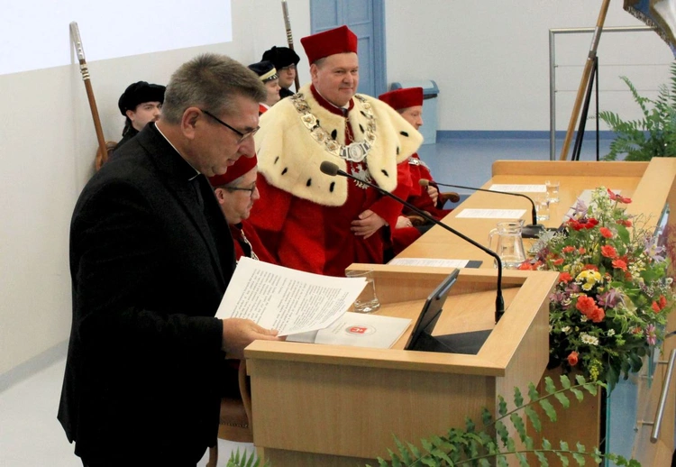 Święto Uniwersytetu Opolskiego. Abp Alfons Nossol uczczony tytułem Honorowego Senatora UO