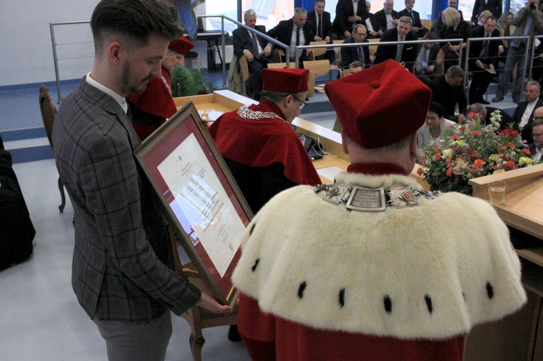 Święto Uniwersytetu Opolskiego. Abp Alfons Nossol uczczony tytułem Honorowego Senatora UO