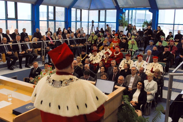 Święto Uniwersytetu Opolskiego. Abp Alfons Nossol uczczony tytułem Honorowego Senatora UO