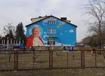 Mural ku czci św. Jana Pawła II w Ruszczy
