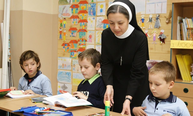 Nowacka ws. lekcji religii: namawiam Episkopat do współpracy