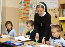 Nowacka ws. lekcji religii: namawiam Episkopat do współpracy