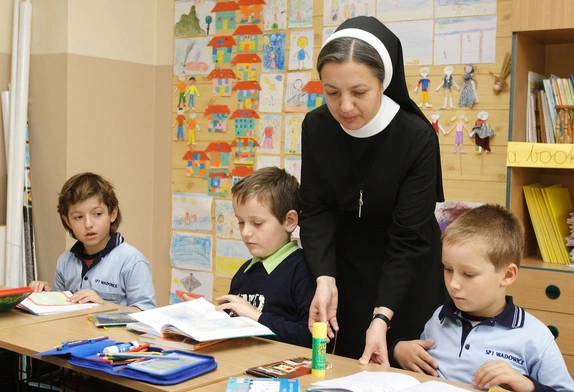 Nowacka ws. lekcji religii: namawiam Episkopat do współpracy