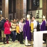 Znakiem pokuty i nawrócenia jest obrzęd posypania głów popiołem. 