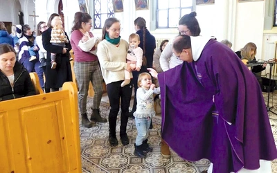 Błogosławieństwo matek i dzieci jest stałym punktem spotkania.