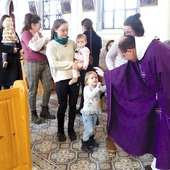 Błogosławieństwo matek i dzieci jest stałym punktem spotkania.