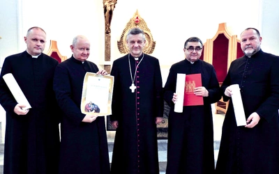 Księża z dekretami z bp. R. Pindlem w kaplicy kurii.