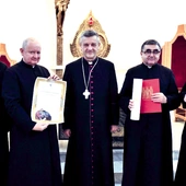 Księża z dekretami z bp. R. Pindlem w kaplicy kurii.