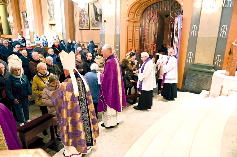 Posypywanie głów popiołem w katedrze św. Mikołaja.