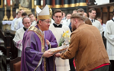 Wolontariusze Caritas AG przekazali kardynałowi upominek wykonany przez podopiecznych.