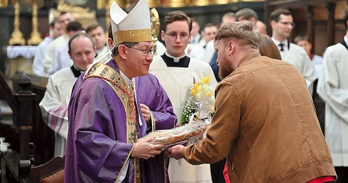 Wolontariusze Caritas AG przekazali kardynałowi upominek wykonany przez podopiecznych.