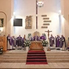 W intencji zmarłego Mszę św. odprawiali liczni kapłani, którym przewodniczył bp Piotr Przyborek.