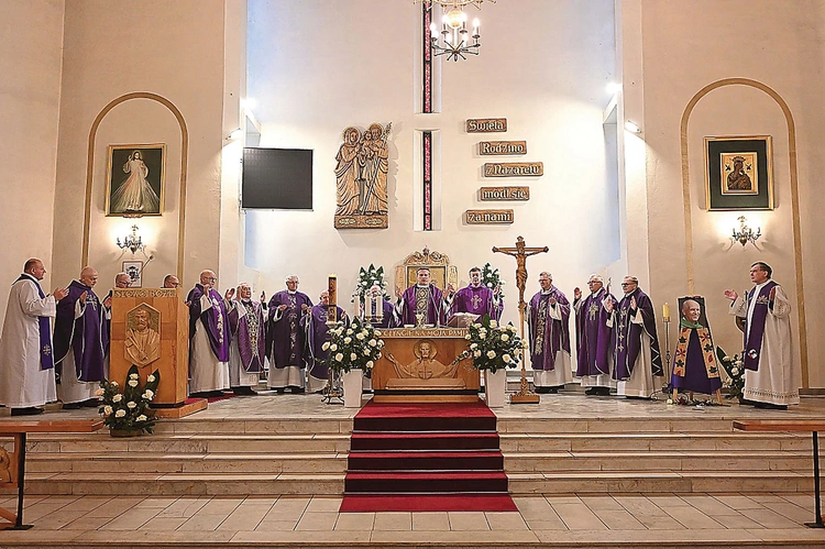 W intencji zmarłego Mszę św. odprawiali liczni kapłani, którym przewodniczył bp Piotr Przyborek.