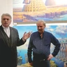 Krystian Myszor (z prawej) z ks. Krystianem Bujakiem, emerytowanym proboszczem parafii św. Jana Sarkandra w Bańgowie, gdzie znajdują się dzieła artysty.