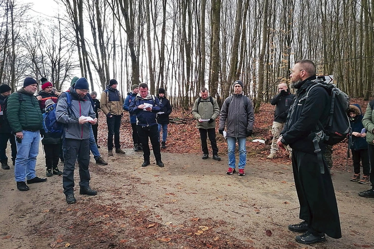 	Leśnymi drogami uczestnicy pielgrzymki przemierzyli 12 kilometrów. 