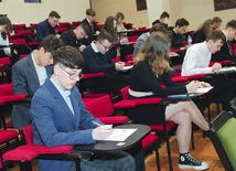 	Uczestnicy mieli 45 minut, by udzielić odpowiedzi na pytania.  
