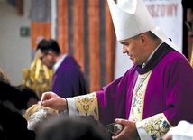 	Biskup posypuje popiołem głowy wiernych w koszalińskiej katedrze.