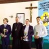 	Dyplomy i nagrody laureatom wręczył bp Wojciech Osial. 