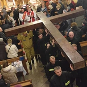 Wierni nieśli potężny drewniany krzyż. 