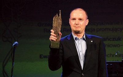 Marek Ziółkowski ze statuetką.