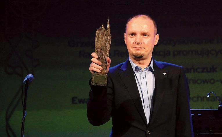 Marek Ziółkowski ze statuetką.