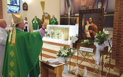 Obraz poświęcił  bp M. Solarczyk.