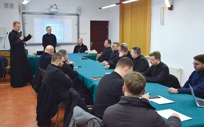 Narada księży w sali konferencyjnej Kurii Diecezji Radomskiej.