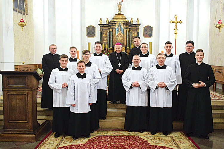 Klerycy wraz ze swoimi przełożonymi.