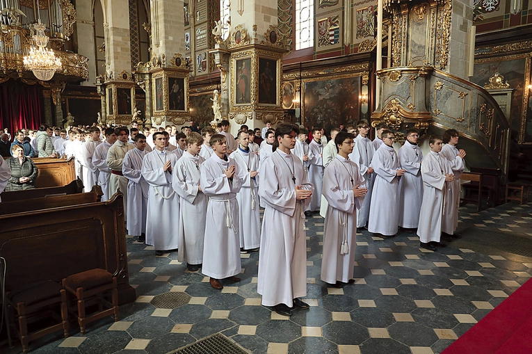 Do posługi przystąpiło 94 ministrantów.