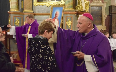 Posypywanie głów popiołem przez bp. Solarczyka.