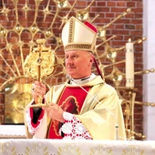 Bp Marek Solarczyk udzielił błogosławieństwa relikwiami świętego.