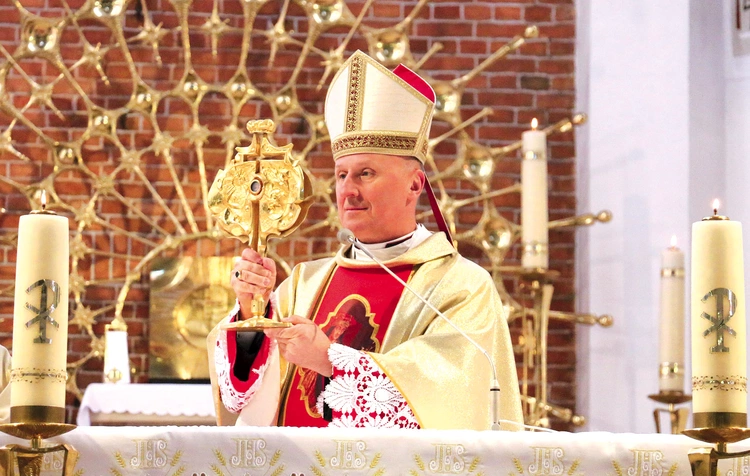 Bp Marek Solarczyk udzielił błogosławieństwa relikwiami świętego.