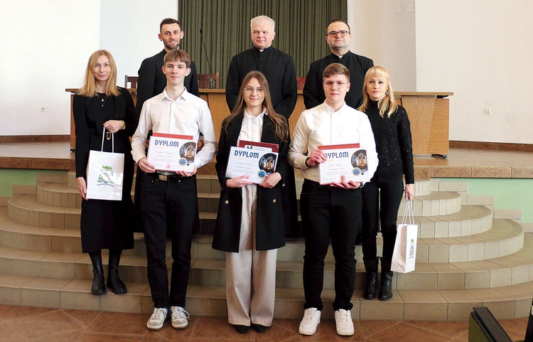 Laureaci z katechetami, rektorem WSD ks. Markiem Adamczykiem i ks. Mariuszem Chamerskim.