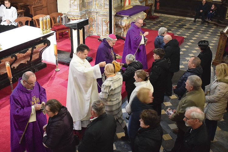 Obrzęd posypania głów popiołem.