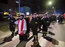 Zgromadzeni podążali za krzyżem, niosąc flagi i emblematy patriotyczne.