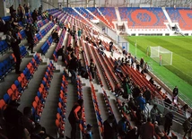 Na niebiesko-czerwonych trybunach nowego obiektu.