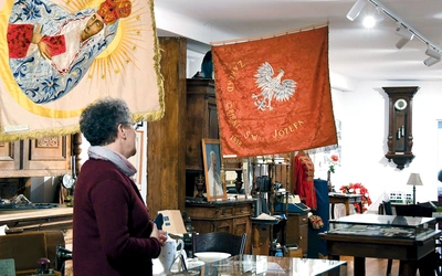 	W muzeum są m.in. sztandary szkół prowadzonych przez zgromadzenie i pamiątki związane z pracą wśród dziewcząt.