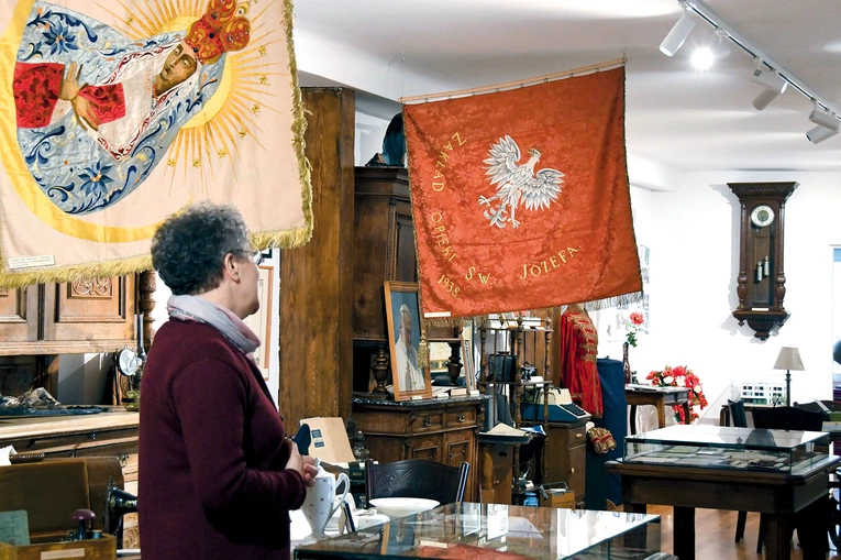 	W muzeum są m.in. sztandary szkół prowadzonych przez zgromadzenie i pamiątki związane z pracą wśród dziewcząt.