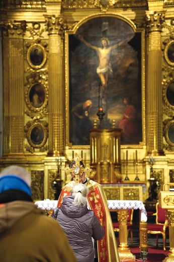 W części końcowej adoracji każdy chętny może otrzymać indywidualne błogosławieństwo relikwiami. 