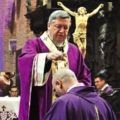 Posypanie głów popiołem jest uznaniem własnej grzeszności.
