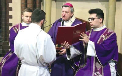 	Pięciu alumnów stało się lektorami.