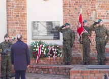 	W obchodach wzięli udział przedstawiciele wielu instytucji, a także Związku Szkół im. Przedwojennej Polonii Wrocławskiej (SP 25, SP 63, SP 72) wraz z uczniami.