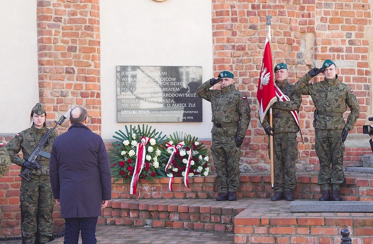 	W obchodach wzięli udział przedstawiciele wielu instytucji, a także Związku Szkół im. Przedwojennej Polonii Wrocławskiej (SP 25, SP 63, SP 72) wraz z uczniami.