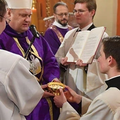 	Podczas obrzędu ustanowienia akolity biskup mówi: „Przyjmij naczynie z chlebem do sprawowania Eucharystii i tak postępuj, abyś mógł godnie służyć Kościołowi przy stole Pańskim”.