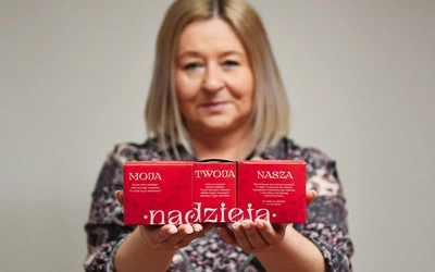 	Do młodych wolontariuszy trafiło tysiąc takich skarbonek, które razem tworzą napis nadzieja.