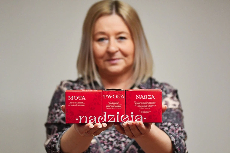 	Do młodych wolontariuszy trafiło tysiąc takich skarbonek, które razem tworzą napis nadzieja.